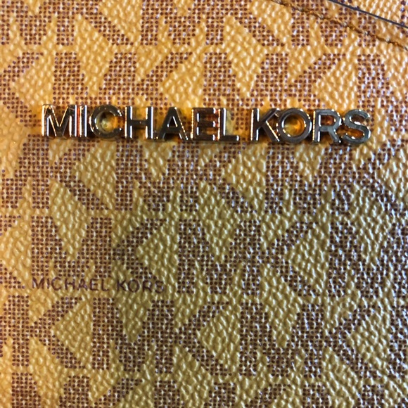 Michael Kors Jet Set Shoulder Bag - Picture 6 of 8